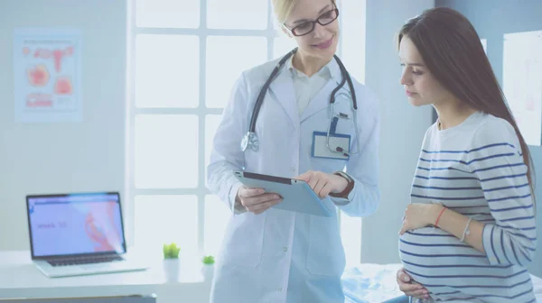 Beautiful smiling pregnant woman with the doctor at hospital — Stock Photo, Image