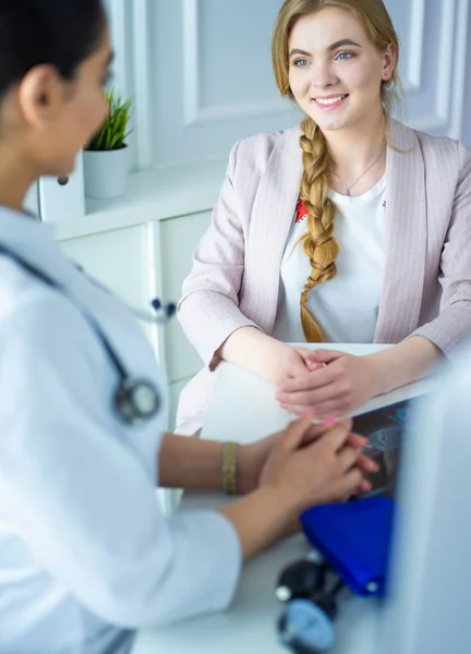 Docteur et patient discutant de quelque chose assis à la table. Médecine et soins de santé concept — Photo