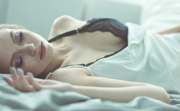 Portret sexy modne kobieta na łóżko — Zdjęcie stockowe