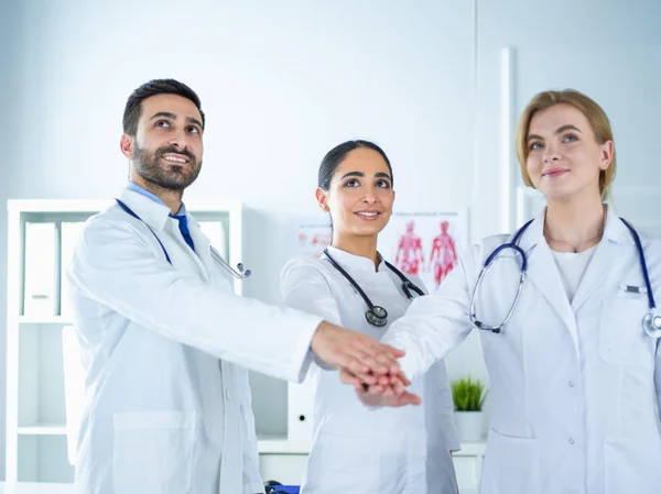 Médicos y enfermeras coordinan las manos. Concepto Trabajo en equipo en el hospital para el trabajo exitoso y la confianza en el equipo — Foto de Stock