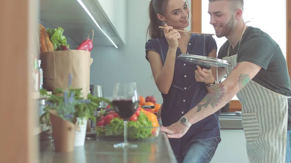 Paar koken samen in hun keuken thuis — Stockfoto