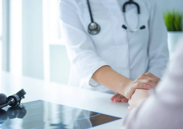 Vrouwelijke arts geeft een consult aan een patiënt en legt medische informatie en diagnose uit — Stockfoto
