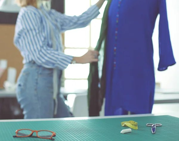 Fashion designer working on her designs in the studio — Stock Photo, Image