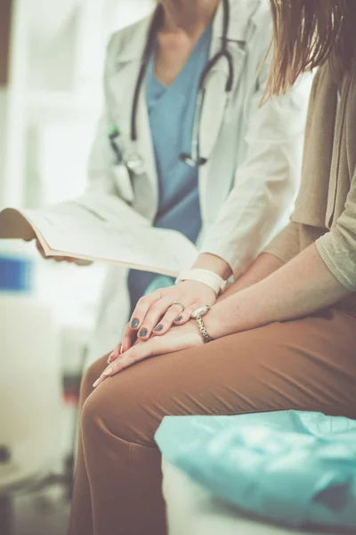 Doktorn och patienten diskuterar något när de sitter vid bordet. Medicin och hälsovård koncept. Läkare och patient — Stockfoto