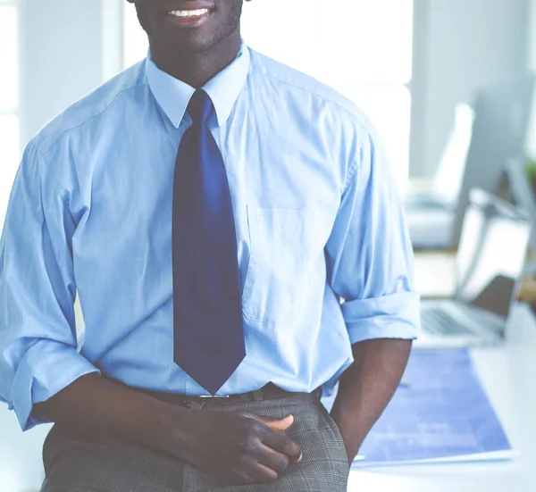 Portret van een knappe zwarte zakenman in functie — Stockfoto