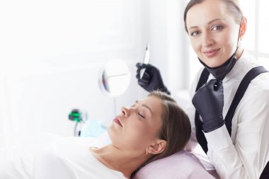 Mikroplu kaşlar güzellik salonunda akıyor..