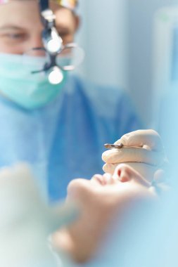 Ameliyathanede çalışan bir cerrah.