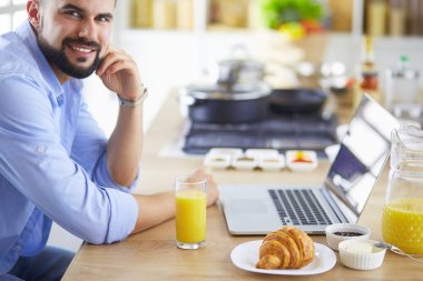 Adam ev mutfağında lezzetli ve sağlıklı yemekler hazırlıyor.
