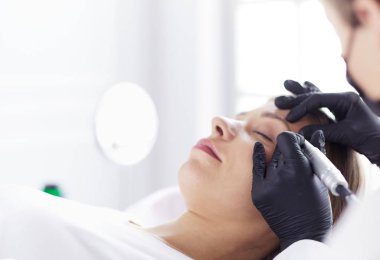 Mikroplu kaşlar güzellik salonunda akıyor..