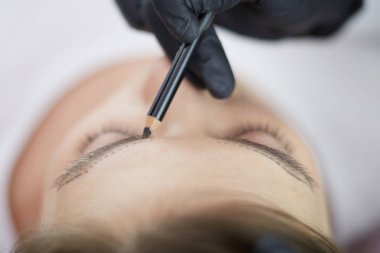 Kalıcı Kalıcı Kaşlara Makyaj Uygulayan Kozmetikçi