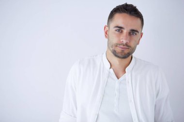 Genç iş adamı beyaz arka planda tek başına duruyor..