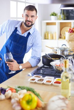Adam ev mutfağında lezzetli ve sağlıklı yemekler hazırlıyor.
