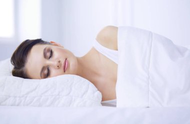 Genç ve güzel bir kadın yatakta yatıyor..