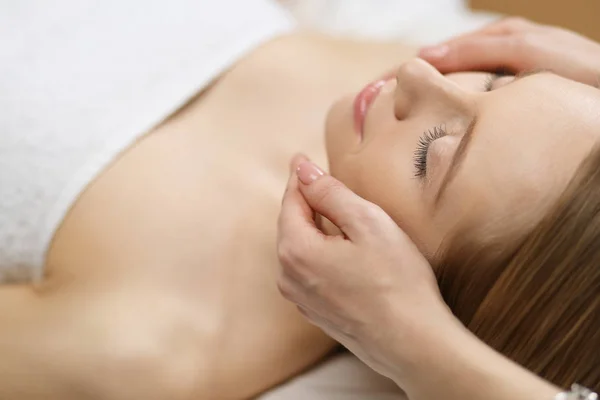 Foto de hermosa mujer hermosa mujer en el salón de spa — Foto de Stock