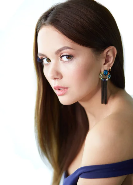 Schöne junge Frau mit professionellem Make-up — Stockfoto