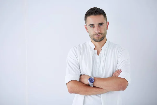 Joven hombre de negocios de pie aislado sobre fondo blanco. — Foto de Stock