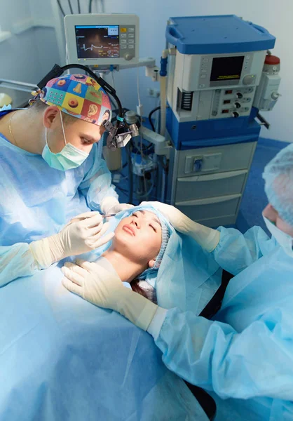 Man surgeon at work in operating room — Stock Photo, Image