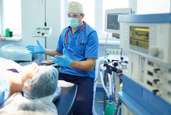 Man surgeon at work in operating room — Stock Photo, Image