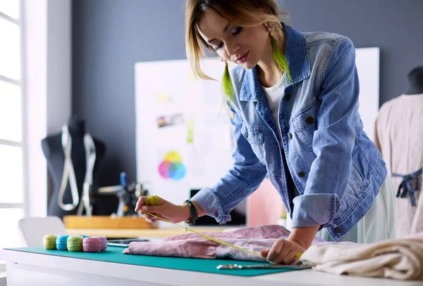 Fashion designer vrouw werkt aan haar ontwerpen in de studio — Stockfoto