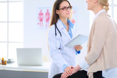 Doktor ve hasta masada otururken bir şey tartışıyorlar. İlaç ve sağlık hizmetleri kavramı