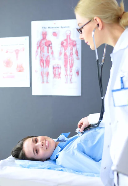 Doktor ve hasta masada otururken bir şey tartışıyorlar. İlaç ve sağlık hizmetleri kavramı — Stok fotoğraf