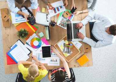 İş adamları iş toplantısında, ofiste oturup tartışıyorlar.