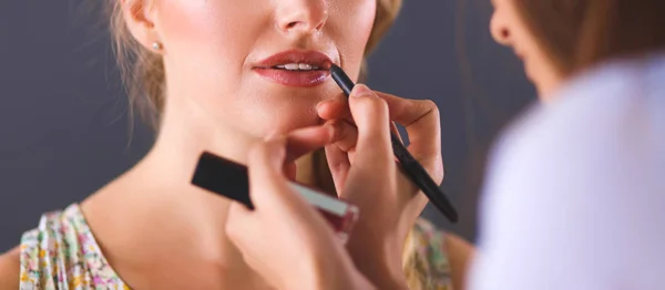 Künstlerin macht professionelles Make-up für Frauen — Stockfoto