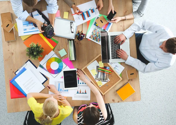 Gente de negocios sentada y discutiendo en la reunión de negocios, en la oficina — Foto de Stock