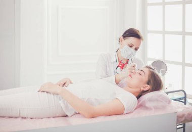 Kırmızı dudaklı genç bir kız kalıcı makyaj, mikro pigmentasyon