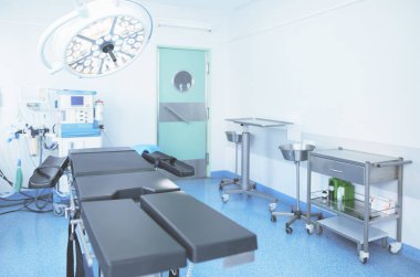 Modern klinikteki ameliyathane.