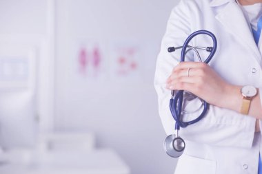 Hastanede steteskoplu gülümseyen doktor kadın.