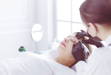 Mikroplu kaşlar güzellik salonunda akıyor..