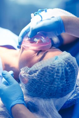 Ameliyathanede çalışan bir cerrah.