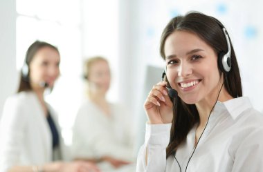 Ofiste dizüstü bilgisayarda çalışan çekici kadın. İş adamları