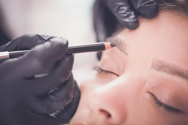 Kosmetolog stosujący stały makijaż na brwiach — Zdjęcie stockowe