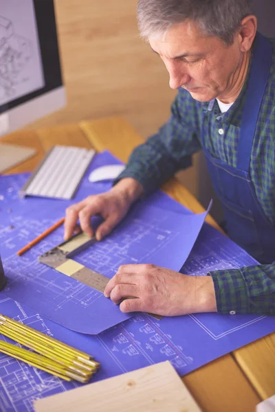 Architect werkt aan tekentafel in kantoor — Stockfoto