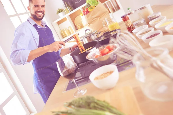 Mann bereitet leckeres und gesundes Essen in der heimischen Küche zu — Stockfoto