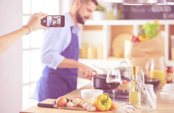 Portrait of handsome man filming cooking show or blog — Stock Photo, Image