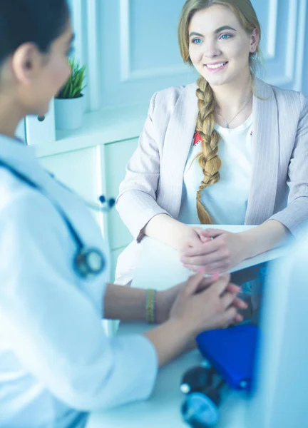 Médico e paciente discutindo algo enquanto se senta na mesa. Conceito de medicina e cuidados de saúde — Fotografia de Stock