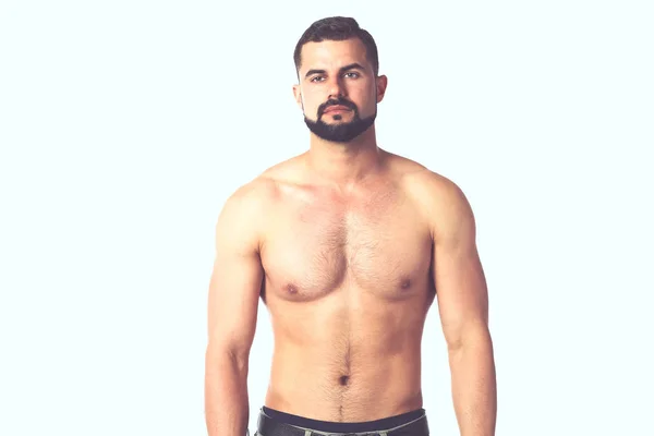 Portrait d'un homme athlétique heureux avec le torse musculaire debout — Photo