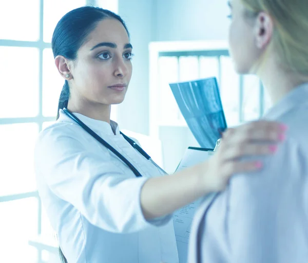 Healthcare and medical concept - doctor with patient in hospital — Stock Photo, Image