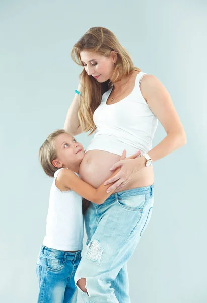 Mulheres grávidas e menina feliz . — Fotografia de Stock