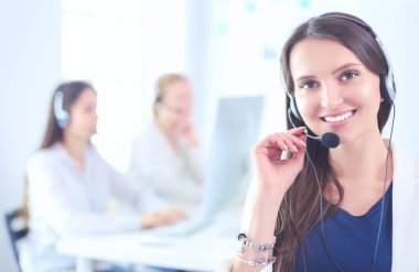 Ofiste dizüstü bilgisayarda çalışan çekici kadın. İş adamları