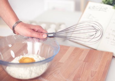 Kadın mutfakta pasta yapıyor.