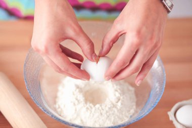 Kadın mutfakta pasta yapıyor.