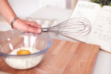 Kadın mutfakta pasta yapıyor.