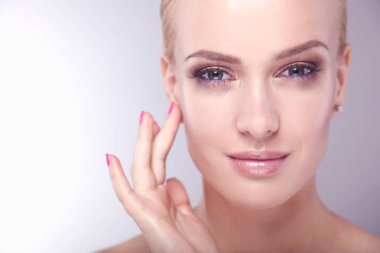 Güzel kadın yüzü. Genç kadın portre portre beyaz arka plan üzerinde mükemmel