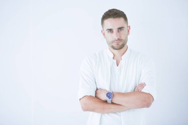 Genç iş adamı beyaz arka planda tek başına duruyor..