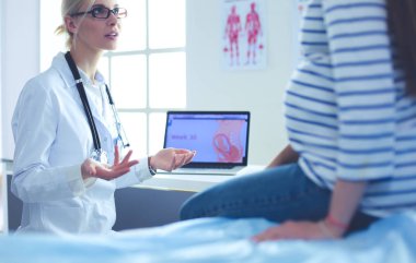 Hastanede doktorla gülümseyen güzel bir hamile kadın.