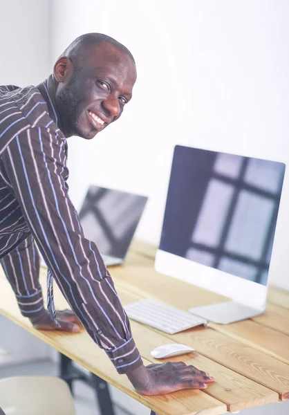 Portrait d'un bel homme d'affaires noir debout dans le bureau — Photo